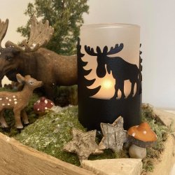  Fyrfadslanterne med elg og fyrretr