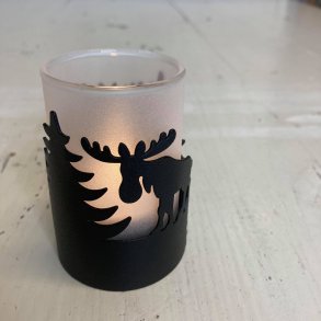  Fyrfadslanterne med elg og fyrretr