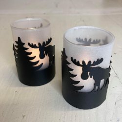  Fyrfadslanterne med elg og fyrretr