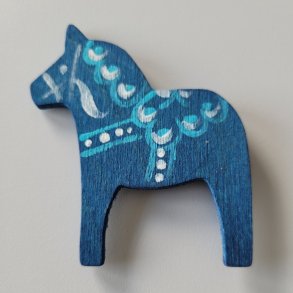 Dalahest i tr med magnet