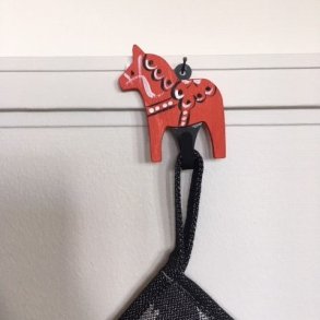 Dalahest knage i 4 farver