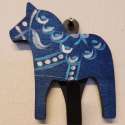 Dalahest knage i 4 farver