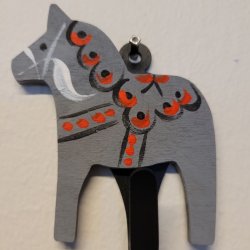 Dalahest knage i 4 farver