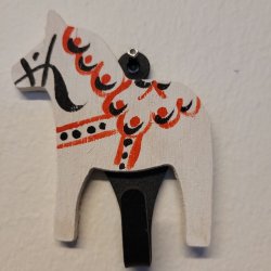 Dalahest knage i 4 farver