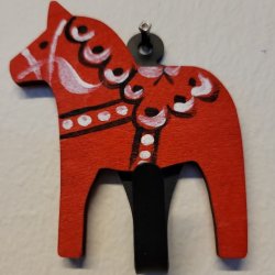 Dalahest knage i 4 farver