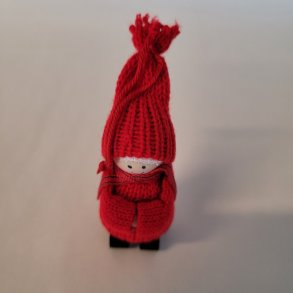 Nissedreng med sorte sko til ophng