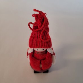 Nissepige med sorte sko til ophng