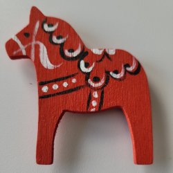 Dalahest i tr med magnet