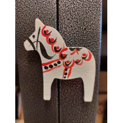 Dalahest i tr med magnet