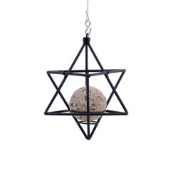 Sort stjerne i metal &#150; til fuglefodring eller som fyrfadslygte