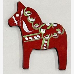 Dalahest i tr med magnet